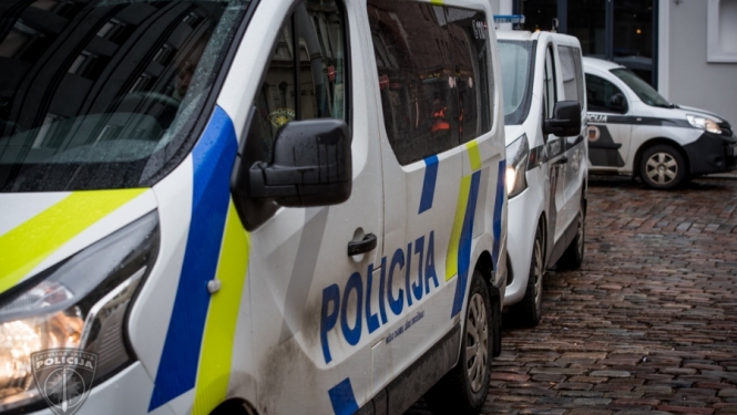 Purvciemā par riepu pārduršanu trīs policijas dienesta automašīnām aizturēts vīrietis