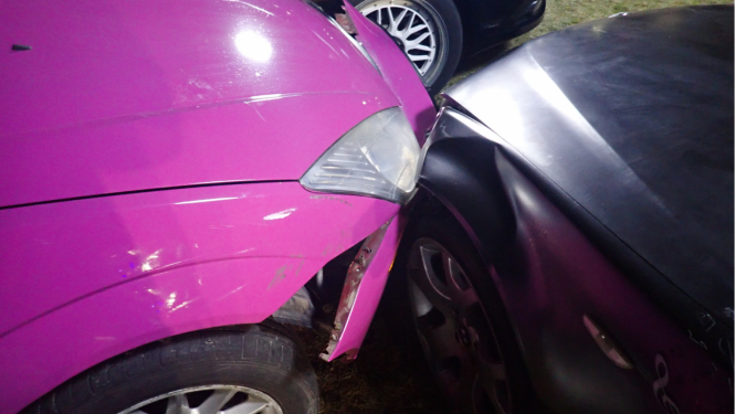 Trīs automašīnu sadursme, redzami bojāti motora pārsegi