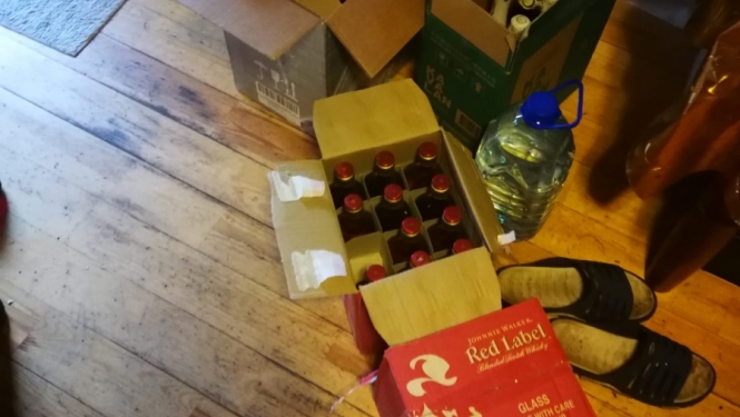 Imantā vīrieša garāžā atsavinām nelegālo alkoholu, cigaretes un degvielu