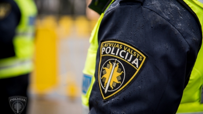 Valsts policija noskaidroja iespējamo vainīgo, kurš ziņoja par viltus spridzināšanas draudiem kādā Rīgas skolā