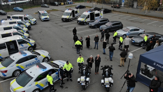 Valsts policijas transportlīdzekļi pusaplī; Valsts policijas amatpersonas