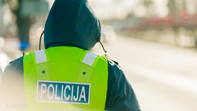 Valsts policijas darbinieks no mugurpuses