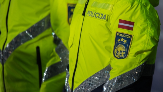 Administratīvā kārtībā aizturēts vīrietis, kurš stiprā alkohola reibumā pa Rīgas ielām staigājis ar gāzes ieroci rokās