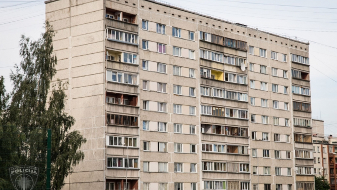 Rīgā aizdomās turētais pēc dzīvokļa aplaupīšanas izlec no piektā stāva un aizbēg