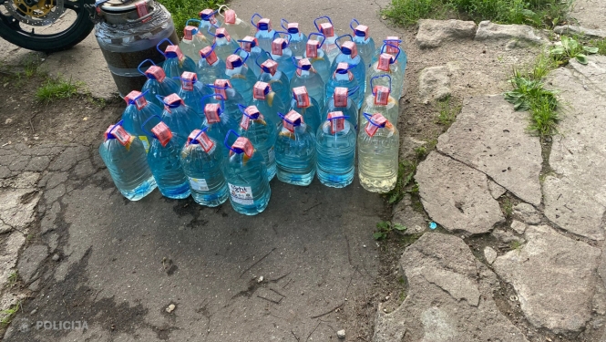 Ķengaragā policisti atsavina 43 000 nelegālo cigarešu, 200 litru nelegālā alkohola un kandžas aparātu
