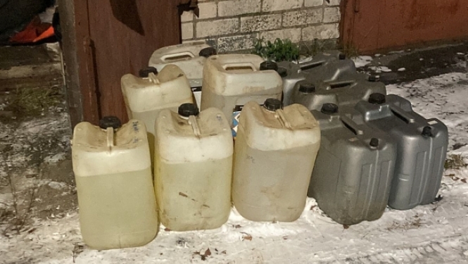 Degvielas kannas, kas stāv uz zemes