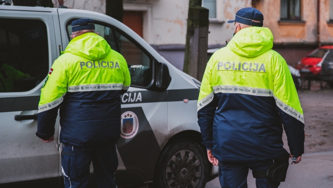 Policisti un mašīna