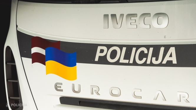Uzlīme Latvijas un Ukrainas karoga veidā uz automašīnas