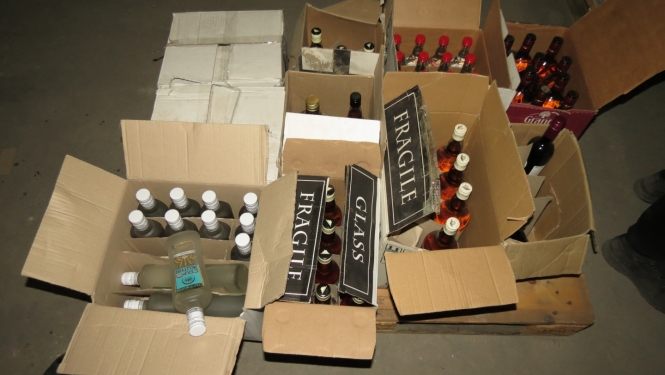 Atvērtas kastes ar alkohola pudelēm