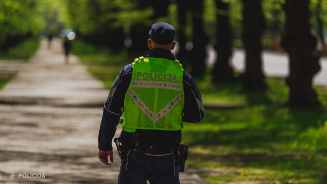 Policists uz ietves