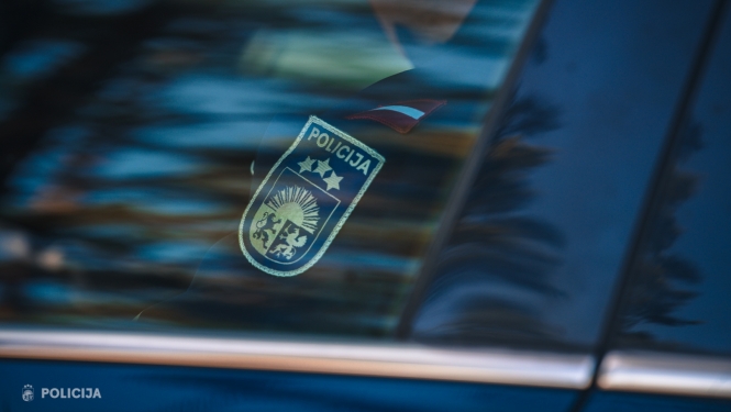 Valsts policijas emblēma uz amatpersonas dienesta formas