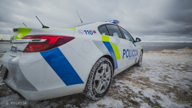 Valsts policijas automašīna no aizmugures labās puses