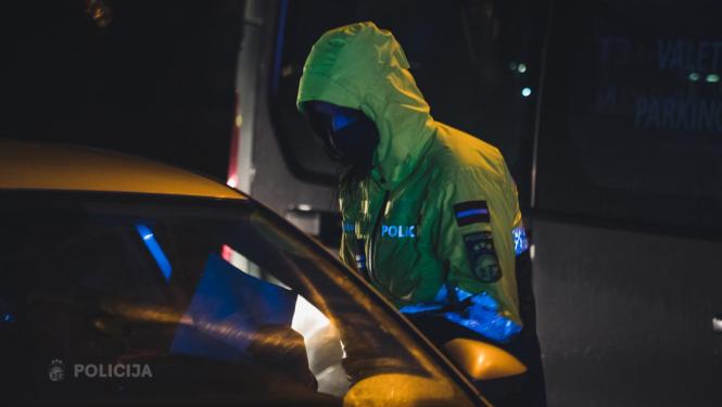 Policists veic pārbaudi