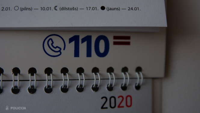 Kalendāra, uz kura redzams Valsts policijas tālruņa numurs 110