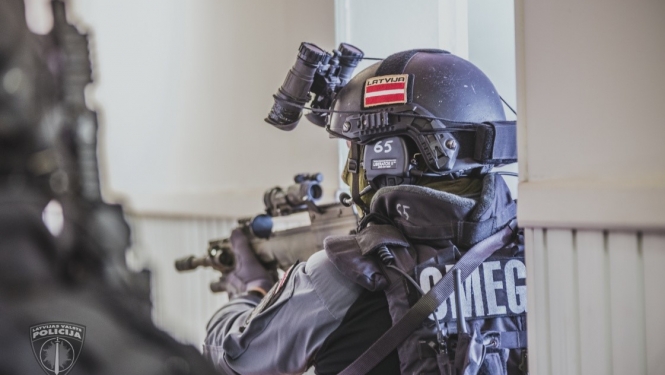 Valsts policijas pretterorisma vienības "OMEGA" pretendents pilnā ekipējumā