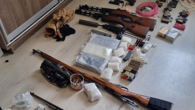 Kratīšanu laikā likumsargi konstatēja un atsavināja kopumā 3,550 kilogramu kokaīna, tāpat atsavinātas kaujas granātas, šaujamieročiem līdzīgi priekšmeti un patronas. 