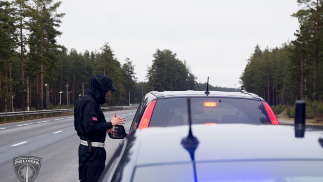 Policists uz ceļa apturējis automašīnu