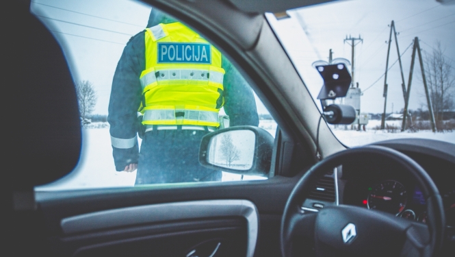 Policists, kas nobildēts no automašīnas