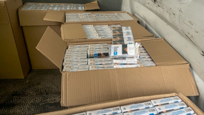 Kastes ar cigarešu kastēm automašīnas kravas nodalījumā
