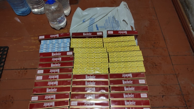 Cigarešu bloki un vairākas plastmasas pudelēs iepildīts caurspīdīgs šķidrums