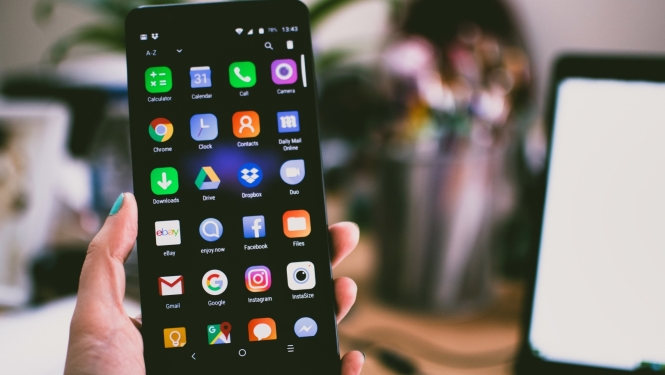 Mobilais telefons ar aplikāciju sadaļu