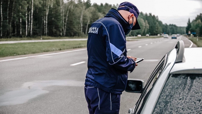 Valsts policijas darbinieks apturējis automašīnu
