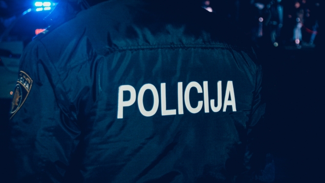 policijas uzraksts uz jakas