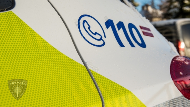 Valsts policijas automašīna, kurai virsū uzraksts 110