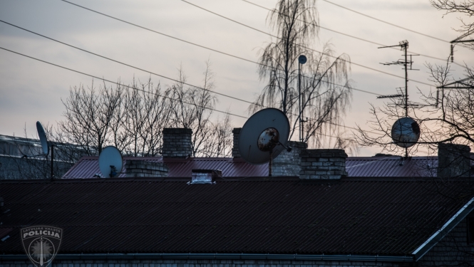 Mājas jumts ar vairākām televīzijas antenēm