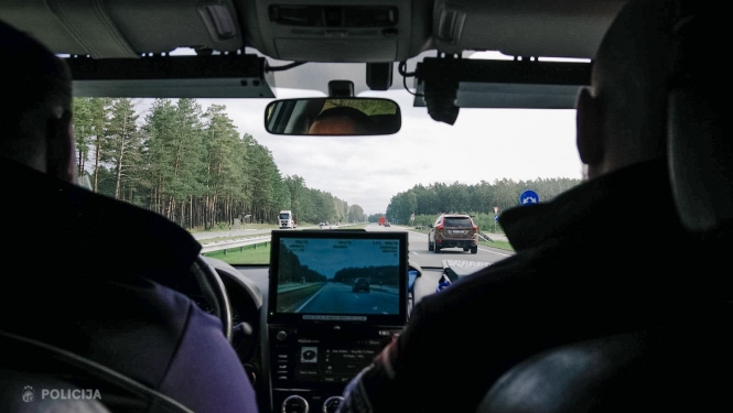 Skats no Valsts policijas automašīnas