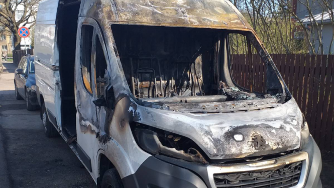 Aizturēts un apcietināts vīrietis, kurš Teikā un Juglā nodedzinājis kopumā piecus mikroautobusus