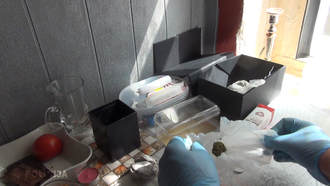 Maisiņš ar iespējamo narkotisko vielu