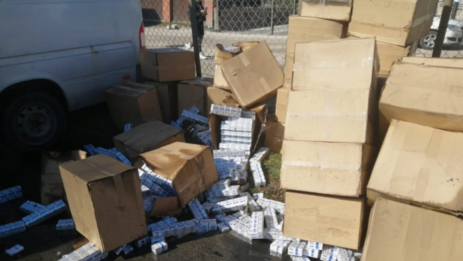 Pēc degošas automašīnas ugunsgrēka likvidēšanas, tajā atrod miljons cigarešu