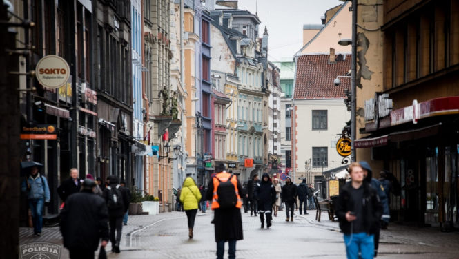 Vecrīgā jaunieši lielvalstu prezidentu maskās inscenē personas nolaupīšanu un tiek aizturēti