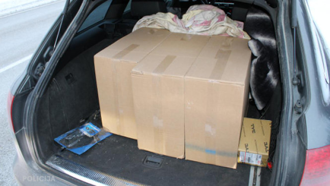 nelikumīgas cigaretes automašīna