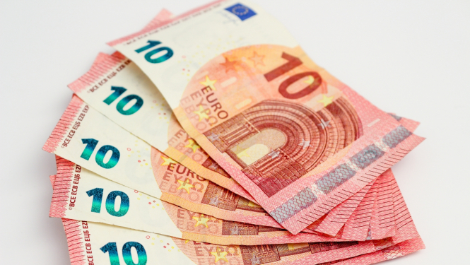 Sešas 10 eiro banknotes saliktas viena uz otras vēdeklītī