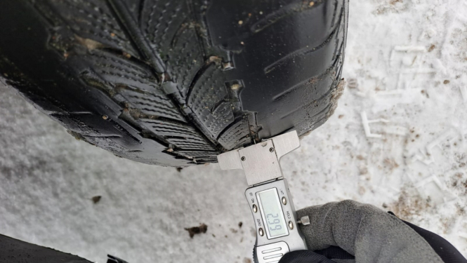 Mēra riepu protektora dziļumu ar mērierīci