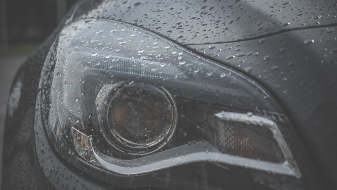 Attēlā redzams automašīnas priekšējais lukturis