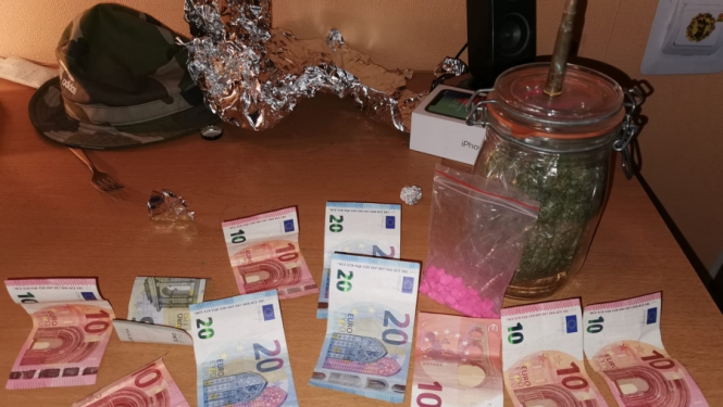 Inčukalna novadā aizdomās par narkotiku tirgošanu vietējiem iedzīvotājiem aizturēts jaunietis