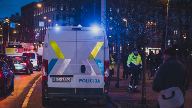 policijas trafarētais auto pilsētvidē