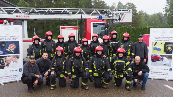 kopbilde eksperti ugundzēsēju aizsargtērpos