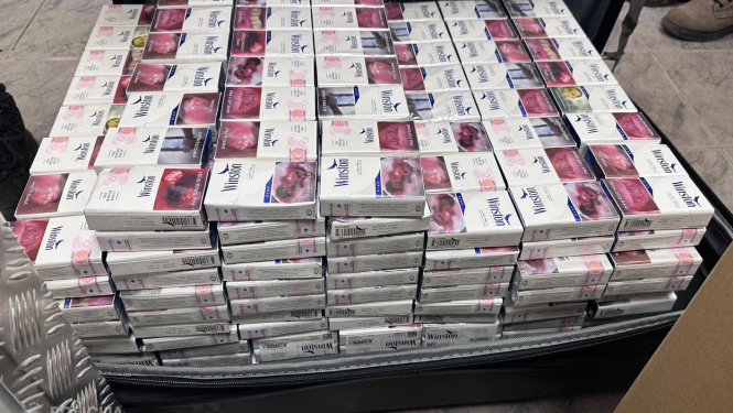 liels daudzums ar cigarešu paciņām bez akcīzes marķējuma