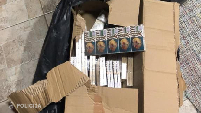 No nelegālās aprites izņēma 55 000 cigarešu jeb 2 750 cigarešu paciņas bez Latvijas Republikas akcīzes markām. 