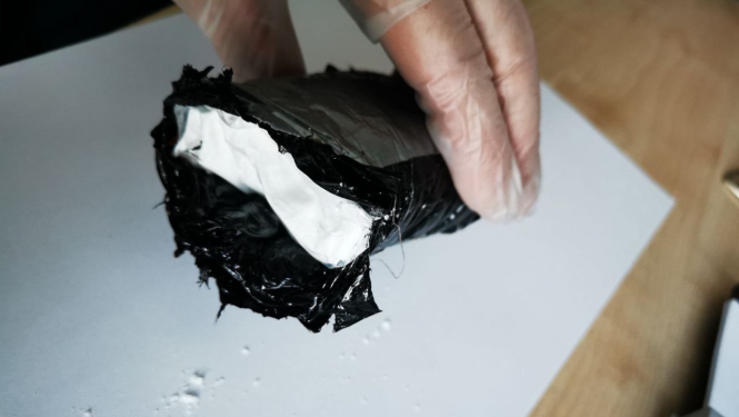 atvērta narkotiku paciņa