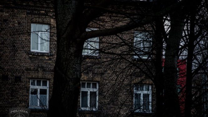 Par spridzināšanas draudiem kādā tiesas ēkā Rīgā aizturēts vairākkārt sodīts vīrietis