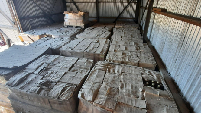 Kastes ar alkohola pudelēm