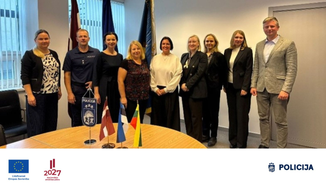 Valsts policijas pārstāvji un sadarbības partneri kopīgā grupas foto stāv sanāksmju telpā 