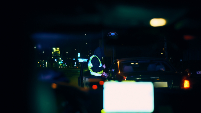 Policists tumsā ārpus automašīnas
