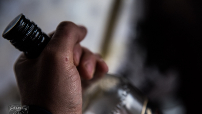 Jūrmalā par alkohola zādzību no pludmales kafejnīcas aizturējām vīrieti