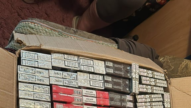 Likumsargi aiztur divas personas un atsavina vairāk nekā 70 000 cigarešu